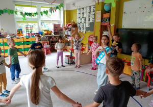 Wspólne śpiewanie piosenki 100 lat