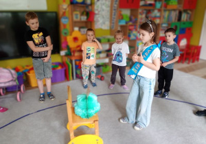 Solenizantka zastanawia się nad swoimi marzeniami