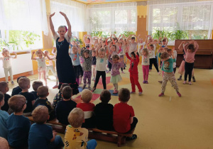 Dzieci uczą się kroków różnych tańców