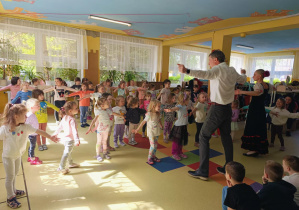 Dzieci uczą się tańczyć tańce narodowe
