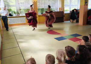 Dzieci oglądają tancerki tańczące tańce narodowe