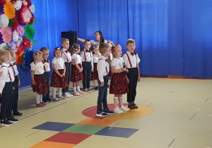 Dzieci recytują wiersze