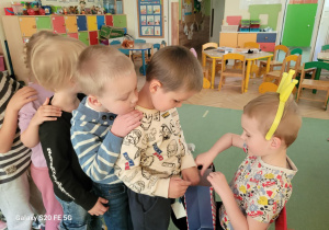 Staś częstuje cukierkami