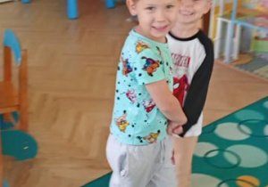 Dzieci tańczą