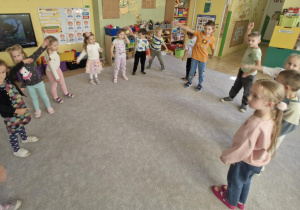 Jeżyki wzmacniały swoje ciało, wykonując okrężne ruchy ramion, bioder i innych części ciała.