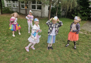 Dzieci tańczą