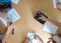 Dzieci wykonują matematyczną kartę pracy