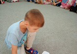 Wiktor gra w tematyczne memory dotyczące pogody