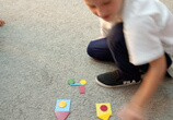 Staś układa obrazek z figur geometrycznych