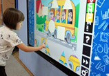 Dziewczynka gra na ekranie multimedialnym