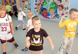 Dzieci tańczą z uśmiechami na twarzy