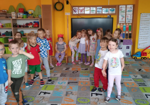 Dzieci składają życzenia Oliwce