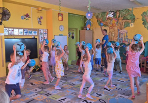 cała grupa w sali podczas wspólnych zabaw ruchowych
