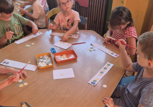 dzieci pracują przy stoliku podczas zajęć
