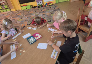 dzieci przyklejają kółka wg.rytmu