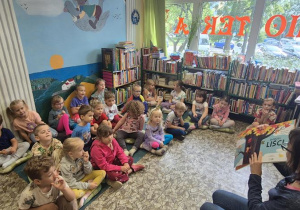 dzieci w bibliotece