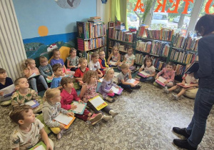 dzieci słuchają jak wykonać pracę techniką frottage