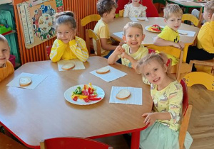 Dzieci robią kolorowe kanapki z warzywami