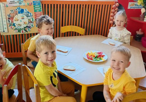 Dzieci robią kolorowe kanapki z warzywami