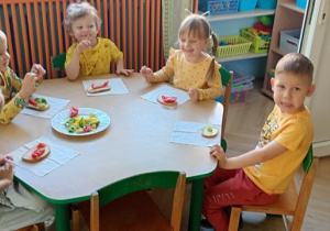 Dzieci robia kolorowe kanapki