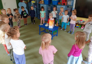 Chłopiec obchodzi w przedszkolu swoje 3 urodziny