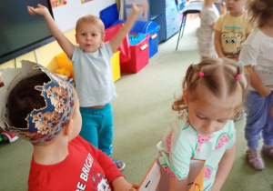 Dziewczynka częstuje się urodzinową czekoladką