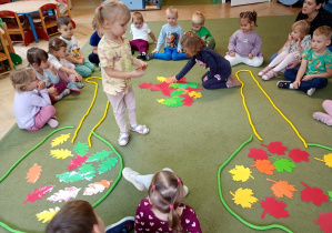 Dzieci segregują dwa kształty liści - liście dębu i liście klonu