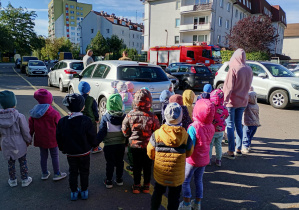 Puchatki obserwują przyjazd straży pożarnej