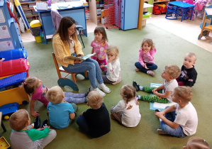 Nauczycielka czyta książkę maluszkom