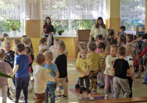 Dzieci tańczą