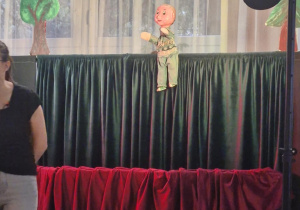 Dzieci oglądają przedstawienie