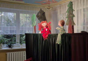 Dzieci oglądają przedstawienie