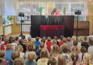 Dzieci oglądają przedstawienie