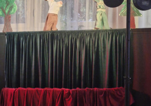 Dzieci oglądają przedstawienie