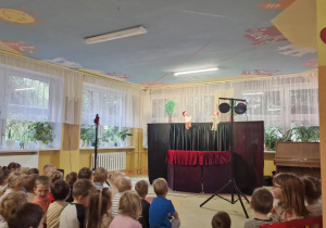 Dzieci oglądają przedstawienie