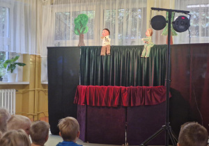 Dzieci oglądają przedstawienie