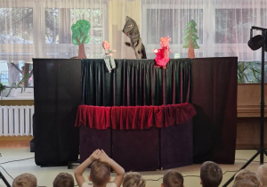 Dzieci oglądają przedstawienie