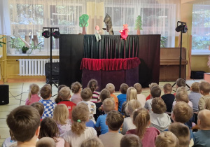 Dzieci oglądają przedstawienie