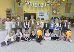 Chłopcy prezentują się w krawatach