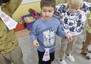 Chłopcy prezentują się w krawatach