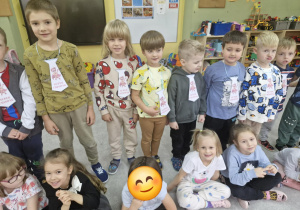 Chłopcy prezentują się w krawatach