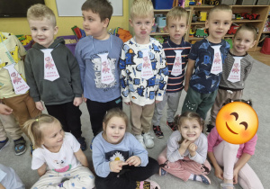 Chłopcy prezentują się w krawatach