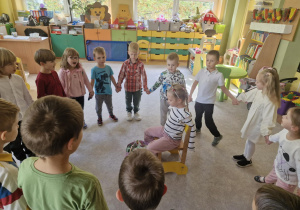 Dzieci śpiewają sto lat