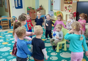 Dzieci śpiewają Wiktorowi 100 lat