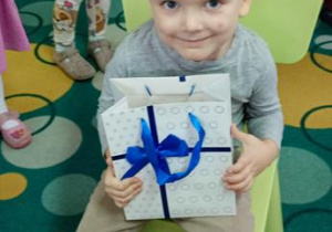 Wiktor częstuje dzieci cukierkami