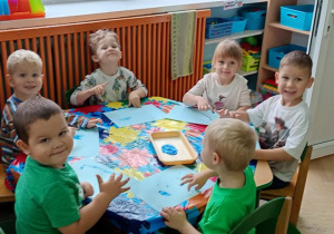 Dzieci malują muzykę, którą słyszą na niebiesko