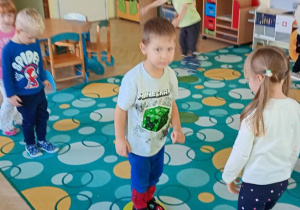 Dzieci szukają krążków w jesiennych kolorach