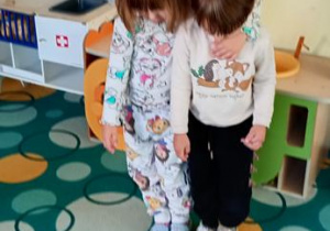 Zosia i Maks stoją na zielonym kóełczku