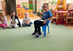 Wspólne słuchanie opowieści o letnich podróżach