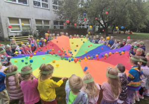 Wspólne zabawy z chustą animacyjną
